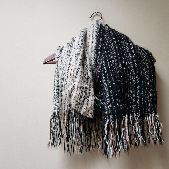 Cozy oversized long knit scarf / beige and black / Madison 88 - Picture 2 of 5